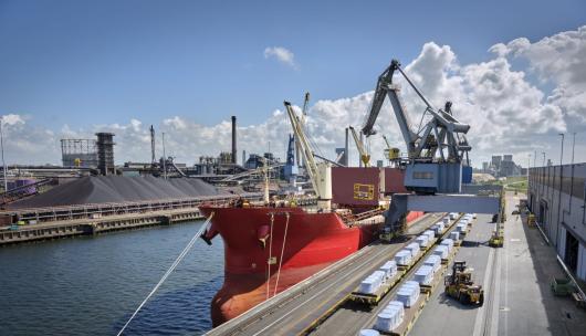 Schip aan buitenkade Schip aan buitenkade