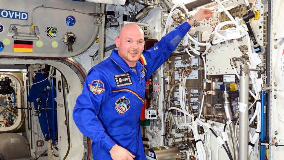Astronaut onderzoekt staal in de ruimte Astronaut onderzoekt staal in de ruimte