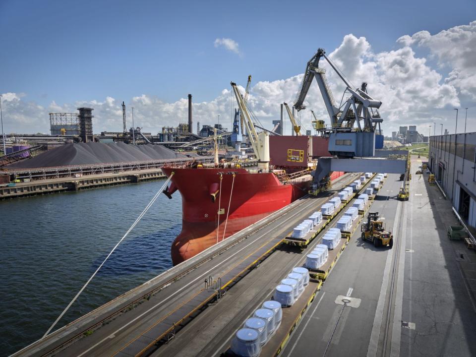 Schip aan buitenkade Schip aan buitenkade